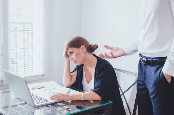 stress op het werk, emotionele druk, boze baas en moe ongelukkige vrouw werknemer - Foto, afbeelding