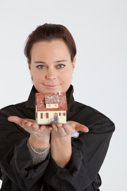 Mujer exponiendo casa
 - Foto, imagen