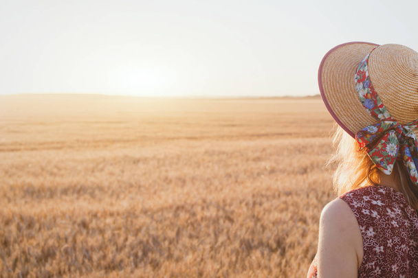 femme profitant du coucher de soleil d'été, beau fond avec place pour le texte
 - Photo, image