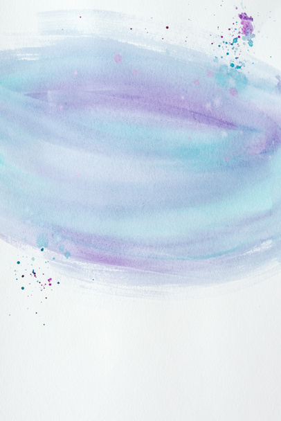 αφηρημένη μοβ και μπλε ακουαρέλα με splatters σε λευκό χαρτί - Φωτογραφία, εικόνα