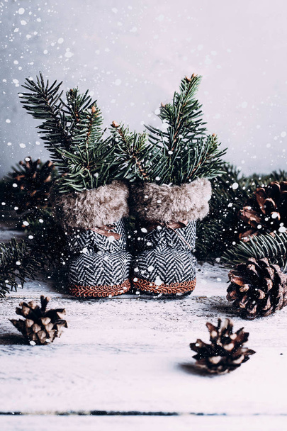 ビンテージ クリスマス組成 - 新年休日のおもちゃのクリスマス ツリー - ブーツ、コーンと木製の背景上のモミの枝.  - 写真・画像