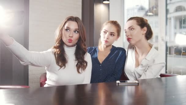 Arkadaş barda tanıştım. Üç genç kadın bir selfie yapma. Parlak ışık - Video, Çekim