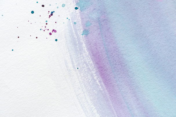 fondo de pantalla abstracto con trazos de acuarela violeta y azul y salpicaduras en papel blanco
 - Foto, Imagen
