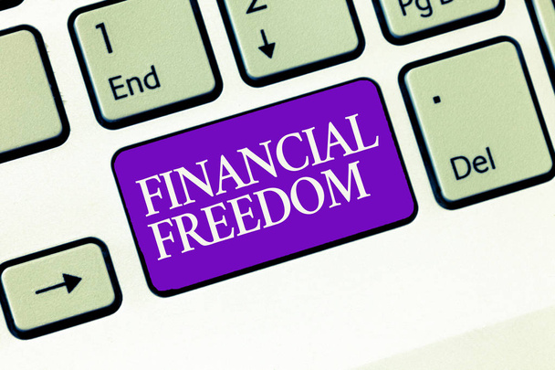 Εννοιολογική γραφή με το χέρι που δείχνει Οικονομική Ελευθερία. Business photo text Έχοντας χρήματα Χωρίς να ανησυχείτε για τις ταμειακές ροές - Φωτογραφία, εικόνα