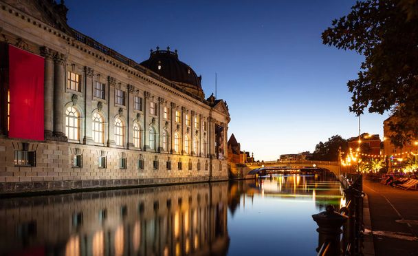 Музей Боде освещенный, на музейном острове в реке Шпрее в Берлине, Германия, вечером
 - Фото, изображение