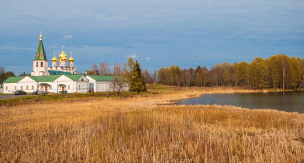 Iversky Monastery on the shore of the Valdai Lake - Foto, imagen