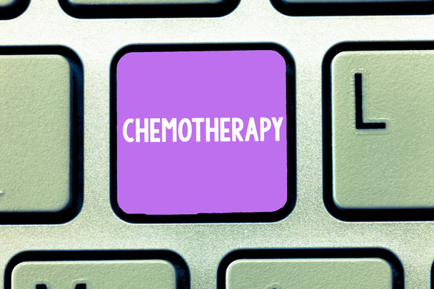 Γράφοντας κείμενο λέξη χημειοθεραπεία. Επιχειρηματική ιδέα για αποτελεσματικό τρόπο αντιμετώπισης των καρκινικών ιστών στο σώμα - Φωτογραφία, εικόνα