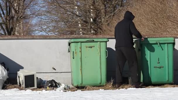 Obdachlose in der Nähe von Müllcontainern - Filmmaterial, Video