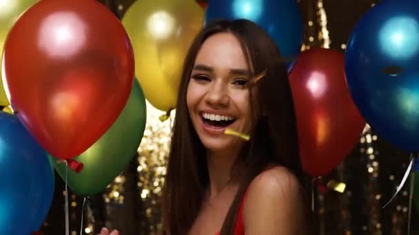 Party plezier. Gelukkige vrouw op feest met ballonnen en Confetti - Video