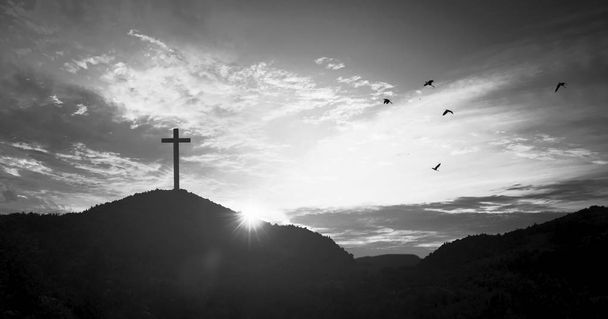 Weihnachtskonzept: Kreuzigung Jesu Christi bei Sonnenuntergang - Foto, Bild