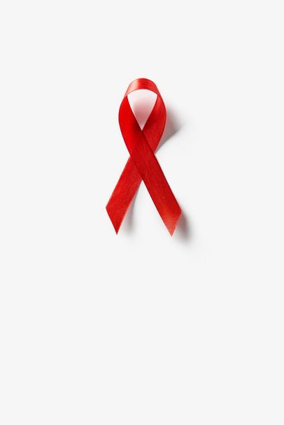 vista superior da fita vermelha da consciência das ajudas no fundo branco
 - Foto, Imagem