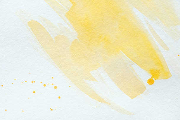 trazos de acuarela amarillo artístico sobre papel blanco
 - Foto, imagen