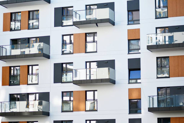 Moderne appartementengebouwen op een zonnige dag met een blauwe lucht. Voorzijde van een modern appartementencomplex. - Foto, afbeelding