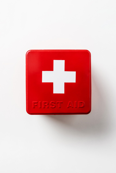 ilk yardım seti kırmızı kutusunun üzerinde beyaz izole üstten görünüm  - Fotoğraf, Görsel