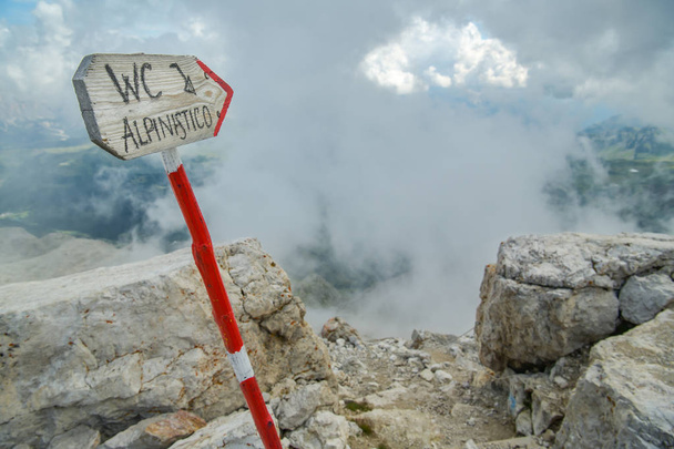 Směrovka ukazující směr k latríně na vrcholu Piz Boe v italských Dolomitech - Fotografie, Obrázek
