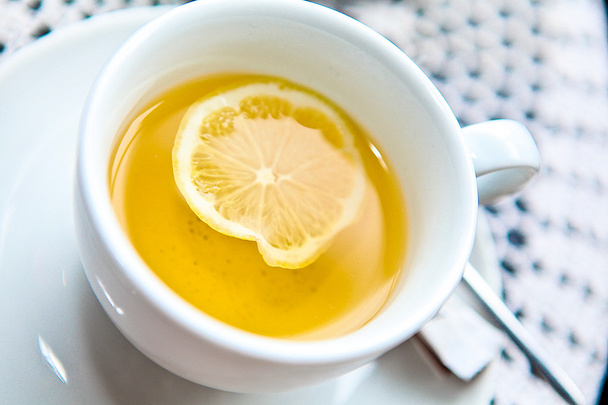朝のお茶カップ レモン添え - 写真・画像