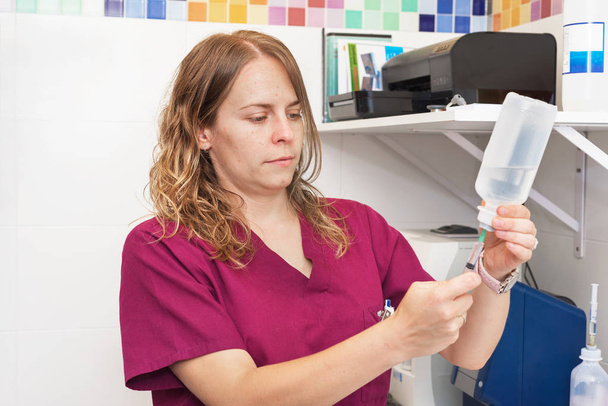 Médecin tenant le vaccin et la seringue
 - Photo, image