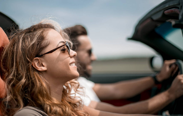 close up.couple traveling in their convertible car - Zdjęcie, obraz