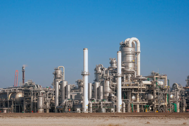 Ipari csővezetékek egy kőolaj finomító erőmű. - Fotó, kép