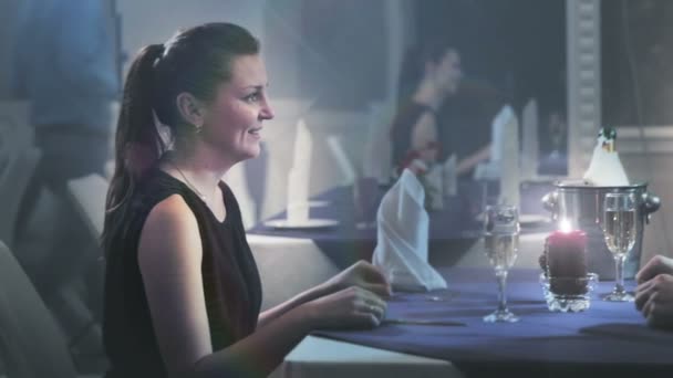 Kellner bringt einem jungen Paar einen Salat auf den Tisch - Filmmaterial, Video