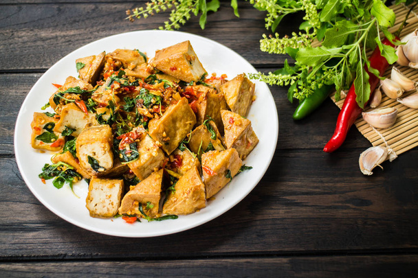 Pikantne Tofu smażony z bazylii: jeden z najbardziej popularnych potraw tajskich i międzynarodowych numer jeden. - Zdjęcie, obraz