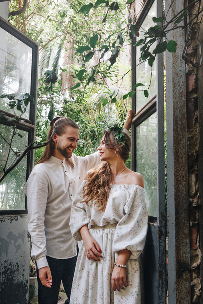 Beautiful wedding couple in botanical garden - Valokuva, kuva