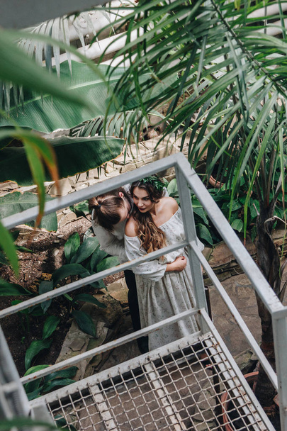 Beautiful wedding couple in botanical garden - Foto, imagen