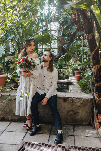 Beautiful wedding couple in botanical garden - Φωτογραφία, εικόνα