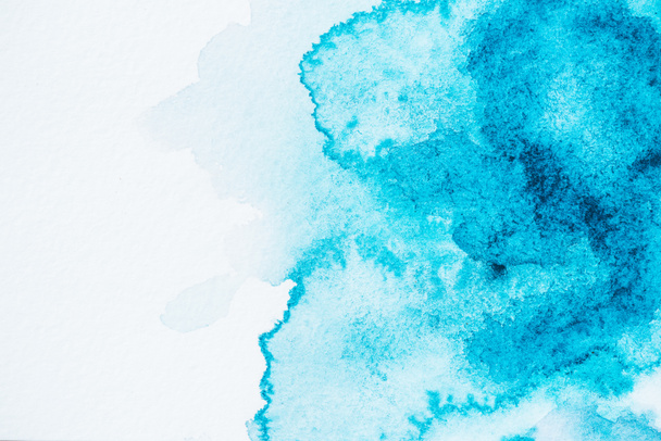 abstracte helder blauw en turquoise verf vlekken op papier - Foto, afbeelding