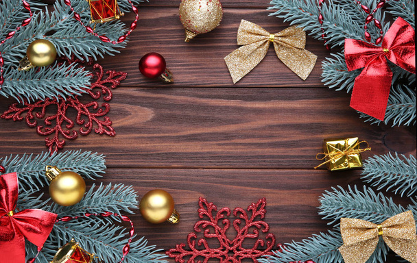 Dekorację świąteczną. Gałąź jodła z kulkami, prezenty i łuki na brązowym tle. Skład nowego roku - Zdjęcie, obraz