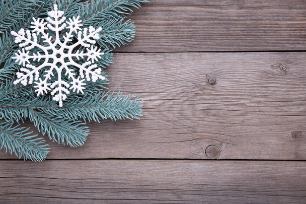 Fenyő fa ág hópehely egy szürke háttér. Karácsonyi dekoráció. Új évi összetétele - Fotó, kép