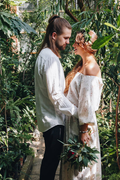 Beautiful wedding couple in botanical garden - Фото, зображення