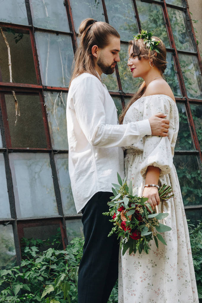 Beautiful wedding couple in botanical garden - Fotó, kép