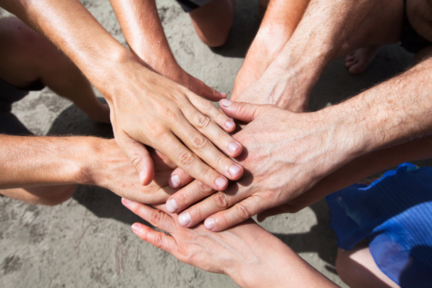 voluntariado o concepto de trabajo en equipo, equipo que reúne las manos
 - Foto, imagen
