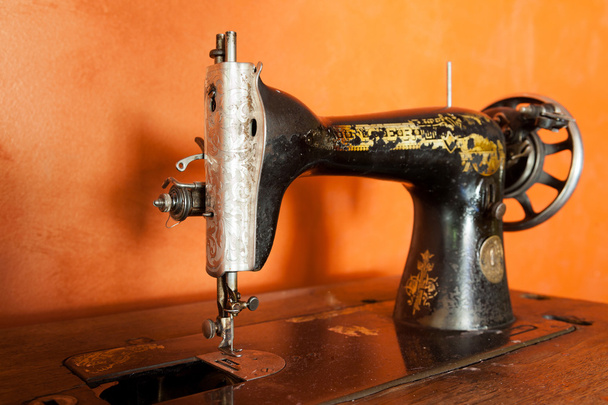 古典的なレトロ スタイル マニュアル ミシン縫製作業の準備ができて. - 写真・画像