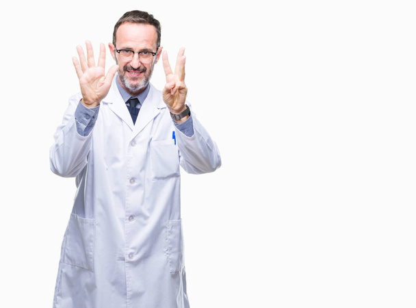 Homme professionnel sénior d'âge moyen portant un manteau blanc sur fond isolé montrant et pointant vers le haut avec les doigts numéro huit tout en souriant confiant et heureux
. - Photo, image