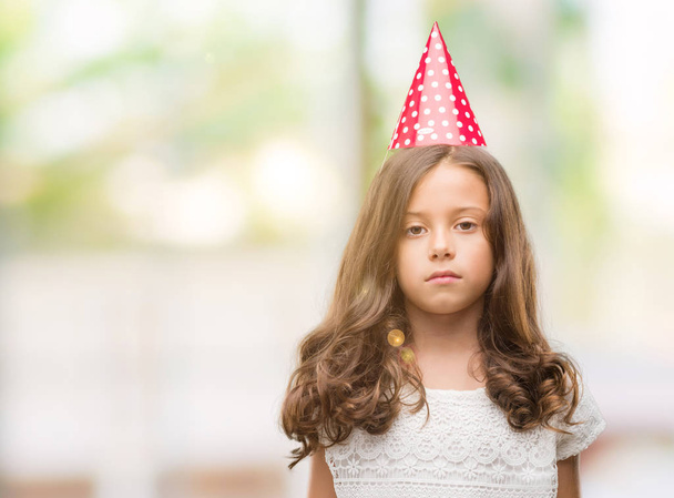 Brunetka dziewczynka hiszpanin kapeluszu urodziny pewność w ekspresji na twarzy inteligentne myślenia poważne - Zdjęcie, obraz