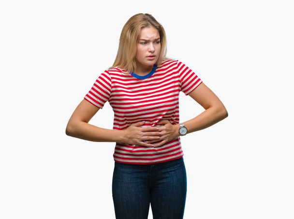 Jonge Kaukasische vrouw over geïsoleerd achtergrond met hand op de maag omdat indigestie, pijnlijke ziekte onwel. Ache concept. - Foto, afbeelding