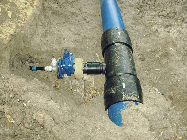 HDPE buis draad kraan draad van de distributie-pijp met kogelkraan op de locatie te onttrekken. Levering van drinkbaar water. - Foto, afbeelding