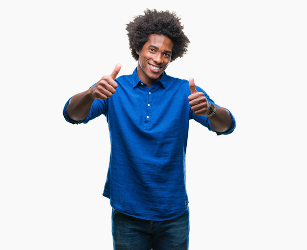 Afro-Amerikaanse man over geïsoleerde achtergrond goed te keuren doen positief gebaar met hand, thumbs glimlachen en blij voor succes. Kijkend naar de camera, winnaar gebaar. - Foto, afbeelding