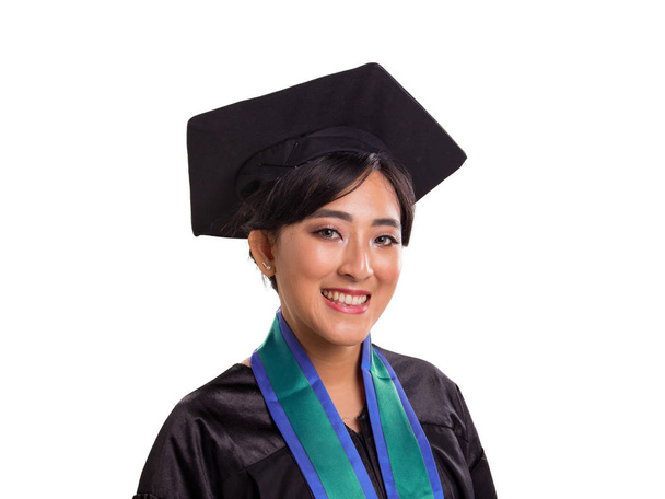 Vértes portréja magabiztos mosolygó ázsiai egyetemi hallgató öltözve ő Ballagási ruhák, elszigetelt fehér background - Fotó, kép