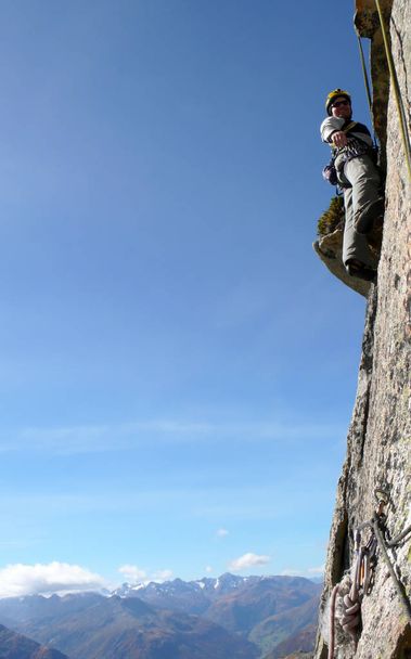alpiniste guide de montagne sur une route de granit escarpée dans les Alpes de Suisse par une belle journée
 - Photo, image