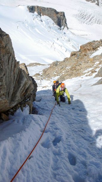 górski przewodnik wiodących mężczyzna klienta na szczyt alpejski szczyt w piękny letni dzień - Zdjęcie, obraz