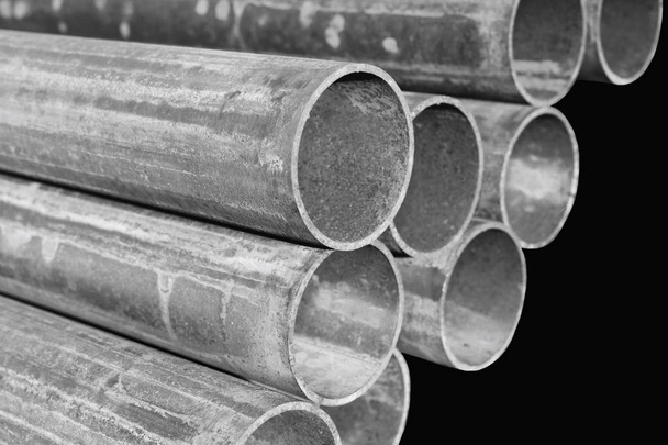 Tubi d'acciaio in un paesaggio industriale
 - Foto, immagini