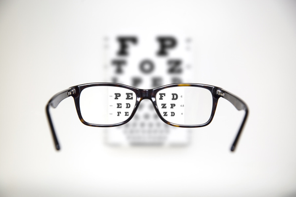 Vista esame con tavolo optometrico e occhiali tartaruga
 - Foto, immagini
