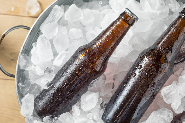 Soğuk buz gibi bira şişeleri ile buz soğutucuda - Fotoğraf, Görsel