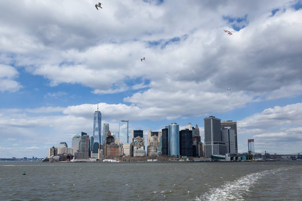 NEW YORK, NEW YORK - April 5, 2018: A view of the Lower Manhattan skyline from the Staten Island Ferry - Zdjęcie, obraz
