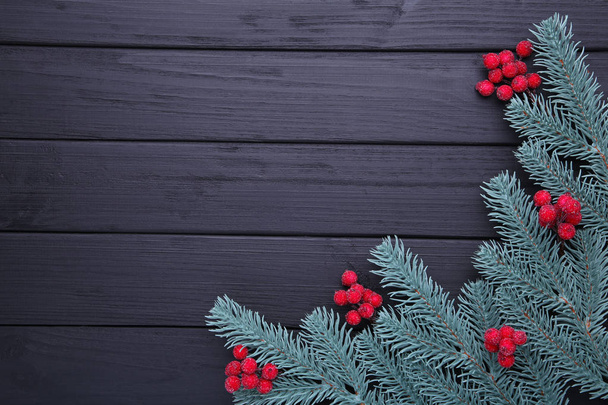 クリスマスの組成物。モミの枝と黒い背景にガマズミの果実。新年の組成 - 写真・画像