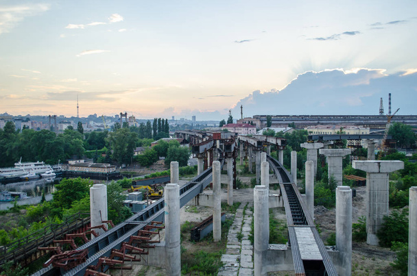 Ponte inacabada. Ruínas de metal industrial abandonadas
 - Foto, Imagem