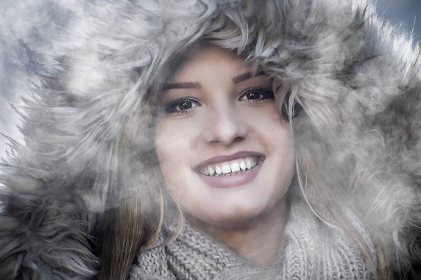 冬の寒い日に笑みを浮かべて少女の肖像画 - 写真・画像